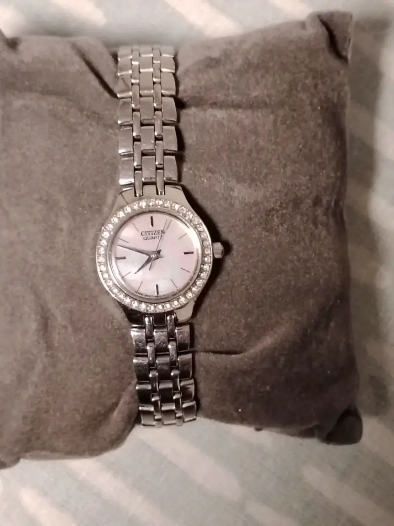 Reloj Citizen de cuarzo con cristales - 1