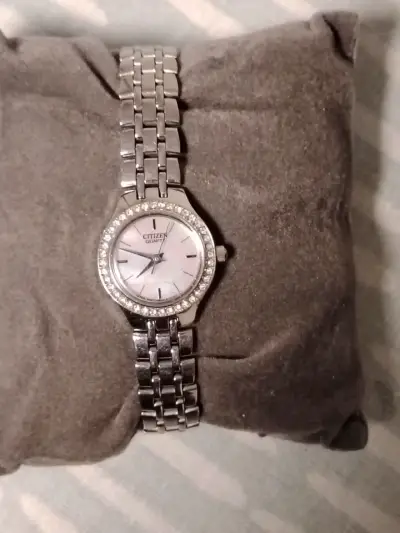 Reloj Citizen de cuarzo con cristales - miniatura 1