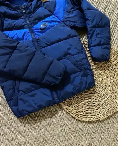 Chaqueta acolchada azul con capucha Nike - miniatura 2