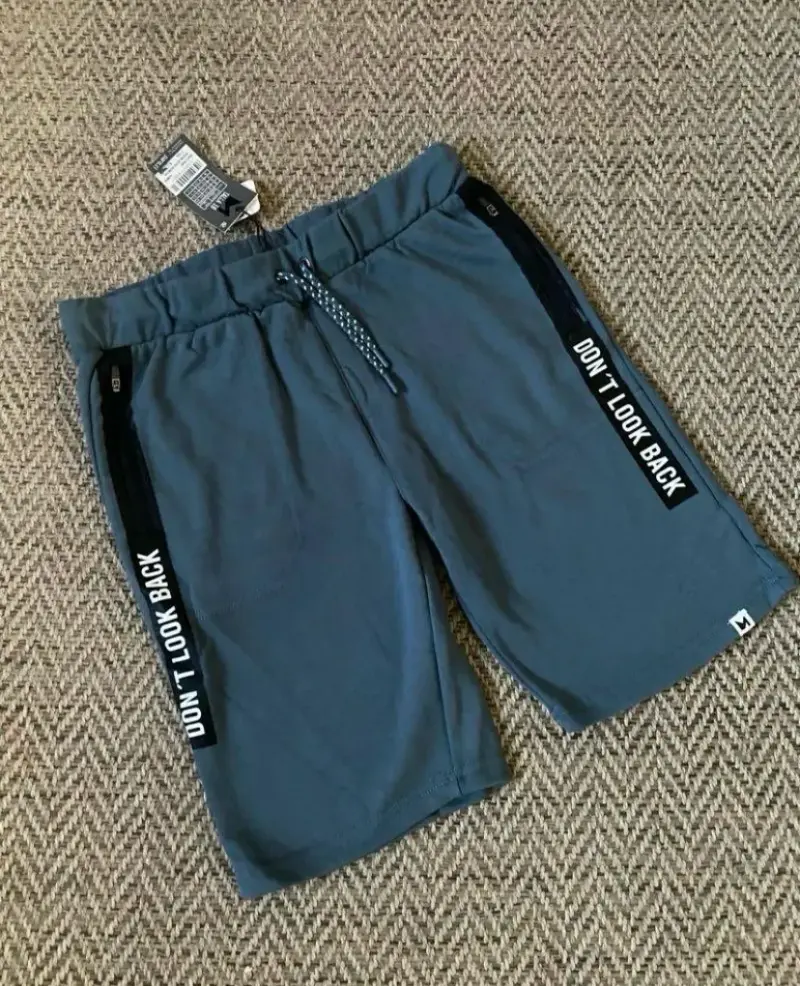 Shorts deportivos grises con diseño moderno - 1