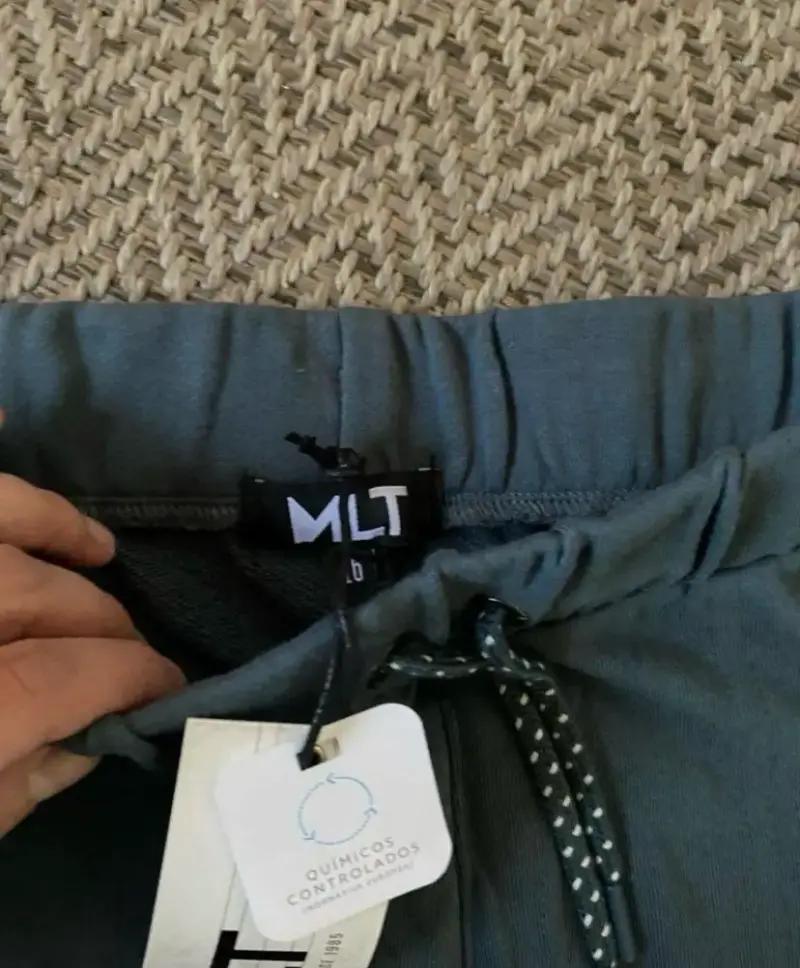 Shorts deportivos grises con diseño moderno - 2