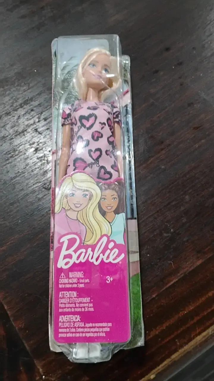 Muñeca Barbie con vestido de corazones