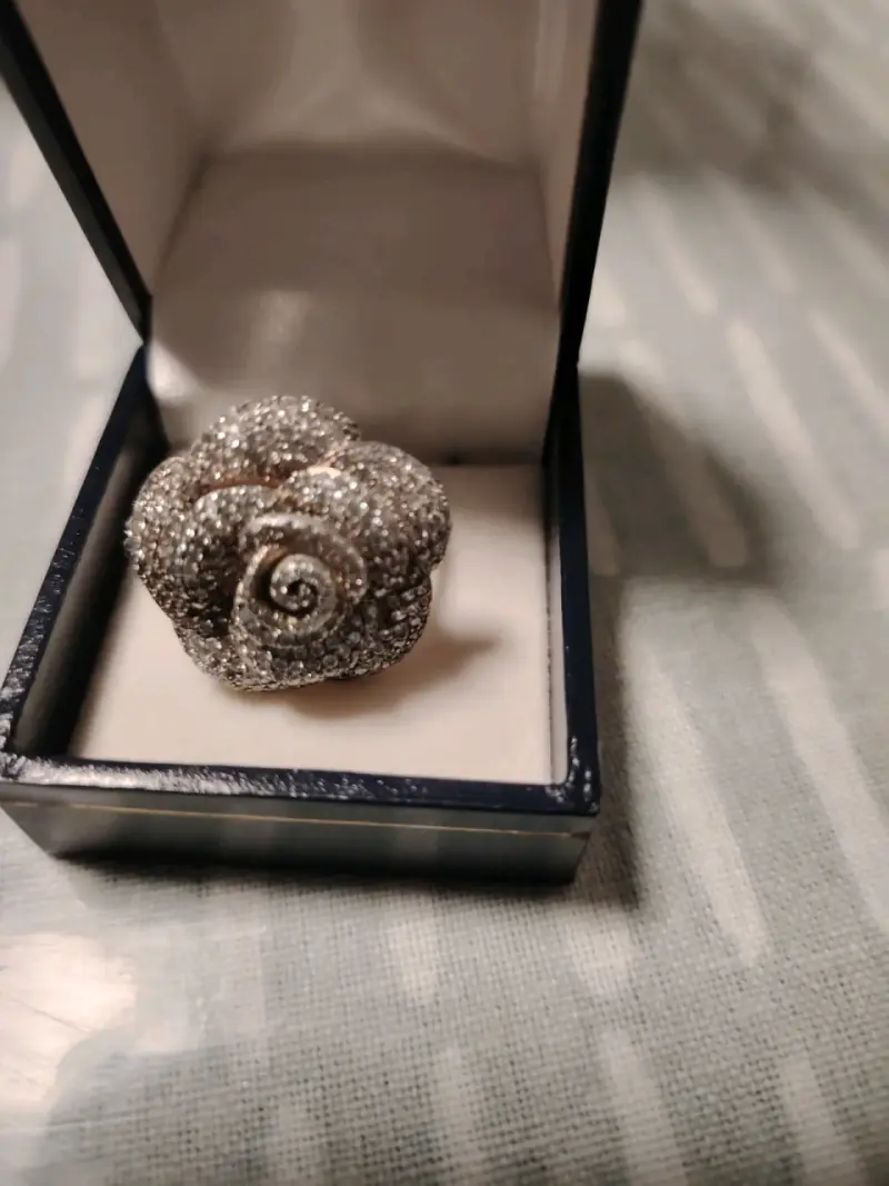 Anillo de flor con brillantes en caja - 1