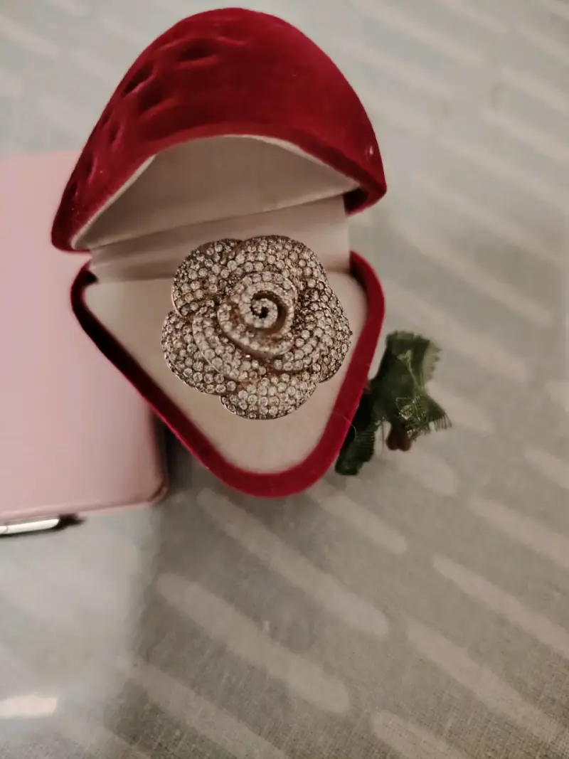 Anillo de flor con brillantes en caja - 2
