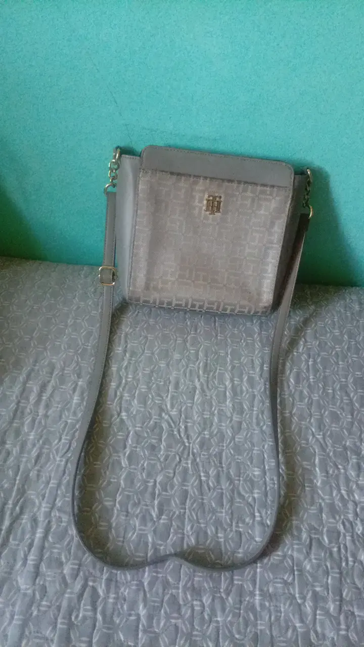Cartera gris con diseño elegante