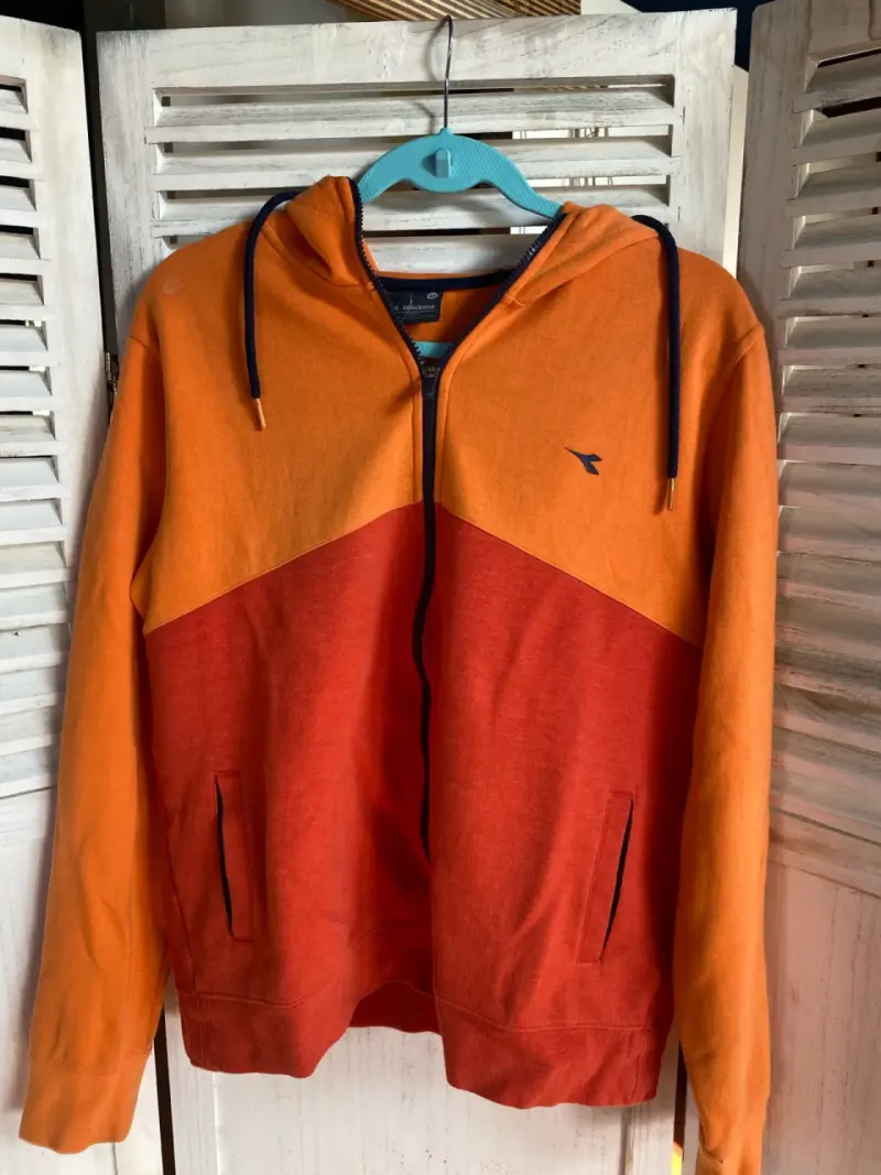 Polerón bicolor con capucha naranja y rojo - 1