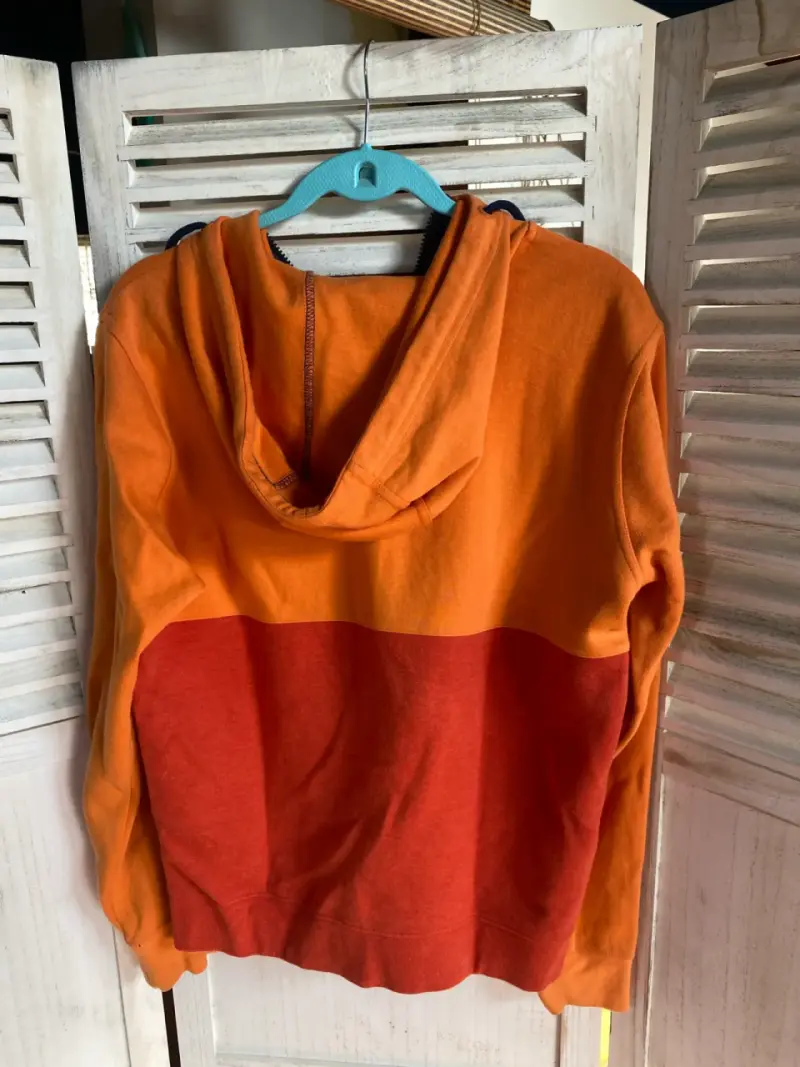 Polerón bicolor con capucha naranja y rojo - 2