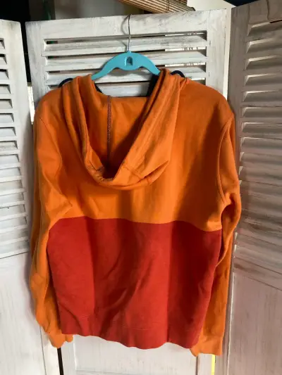 Polerón bicolor con capucha naranja y rojo - miniatura 2