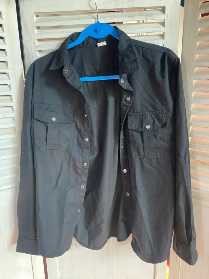 Camisa negra de algodón con bolsillos