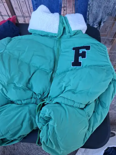 Chaqueta acolchada verde con capucha - miniatura 1