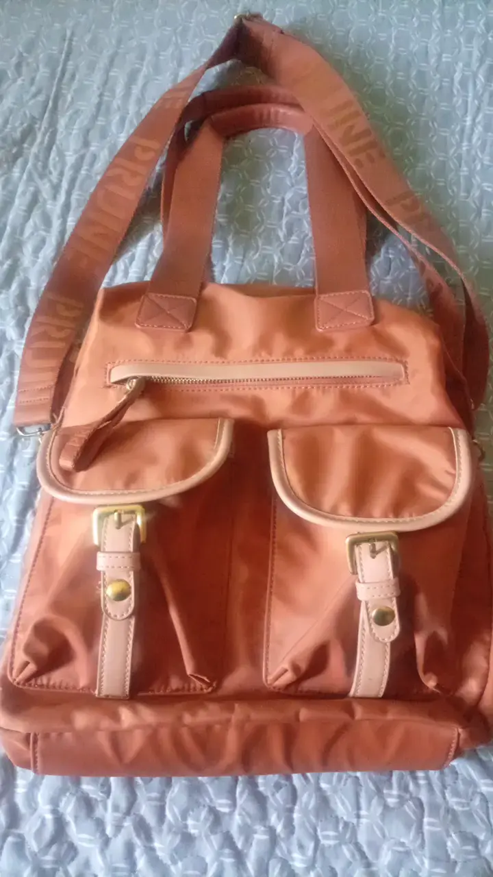Mochila de nylon color terracota con bolsillos