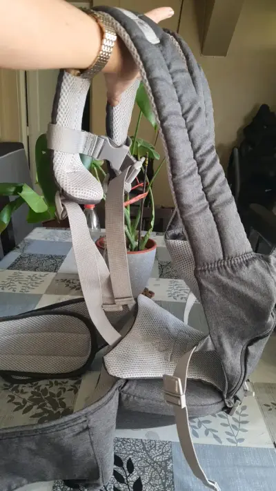 Mochila portabebé ergonómica gris - miniatura 3
