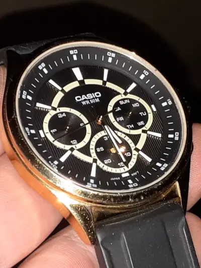 Reloj Casio WR 50M negro y dorado - miniatura 1