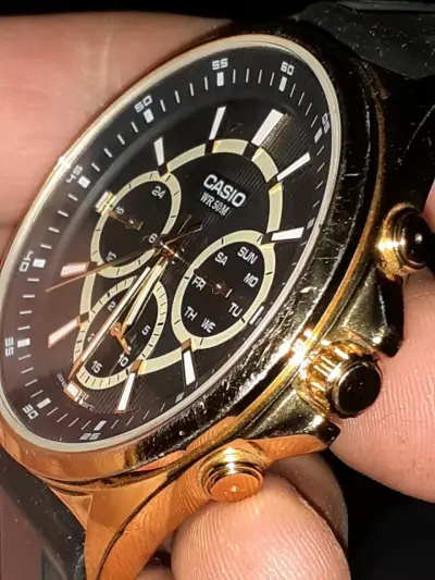 Reloj Casio WR 50M negro y dorado - miniatura 2