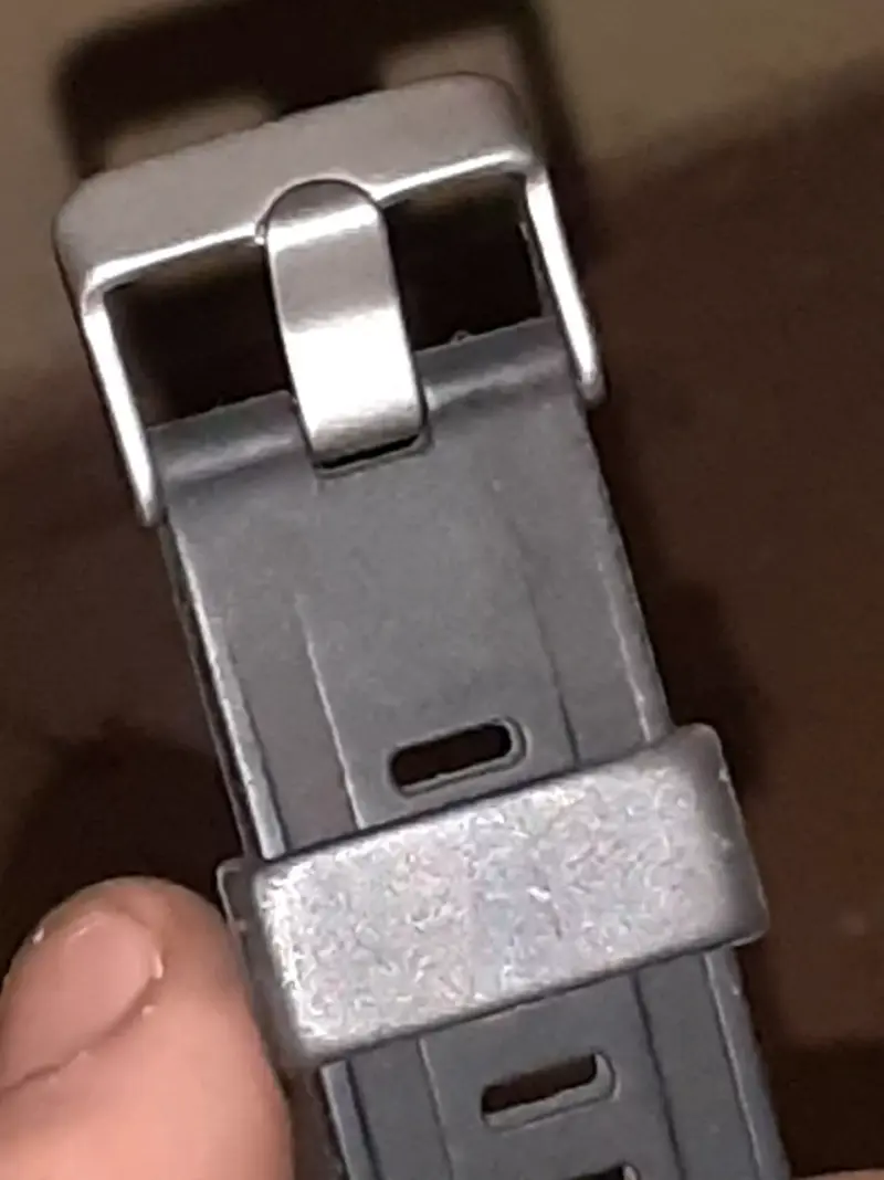 Reloj Casio WR 50M negro y dorado - 3