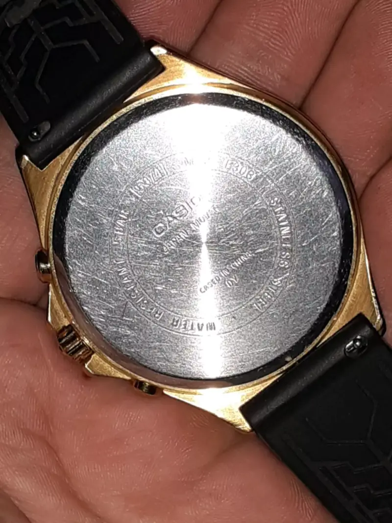 Reloj Casio WR 50M negro y dorado - 4