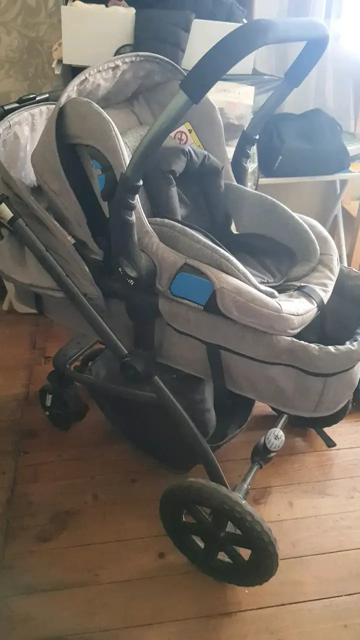 Coche de bebé gris con asiento ajustable - 1