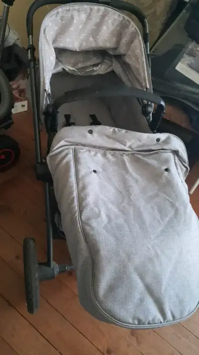 Coche de bebé gris con asiento ajustable - miniatura 2