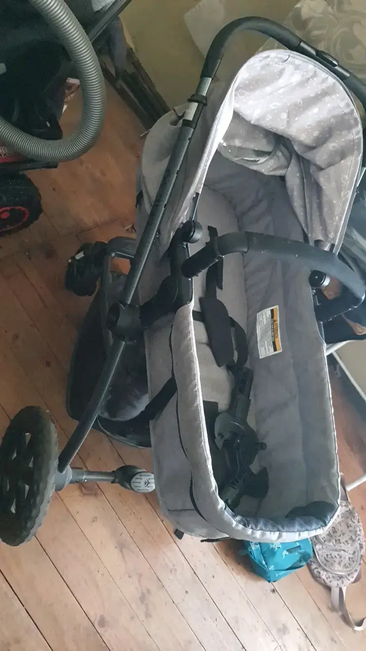 Coche de bebé gris con asiento ajustable - 3