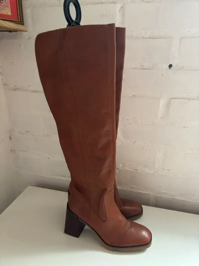 Botas largas de cuero marrón con tacón - 1