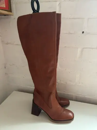 Botas largas de cuero marrón con tacón - miniatura 1