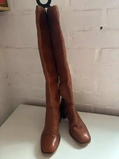 Botas largas de cuero marrón con tacón - miniatura 2