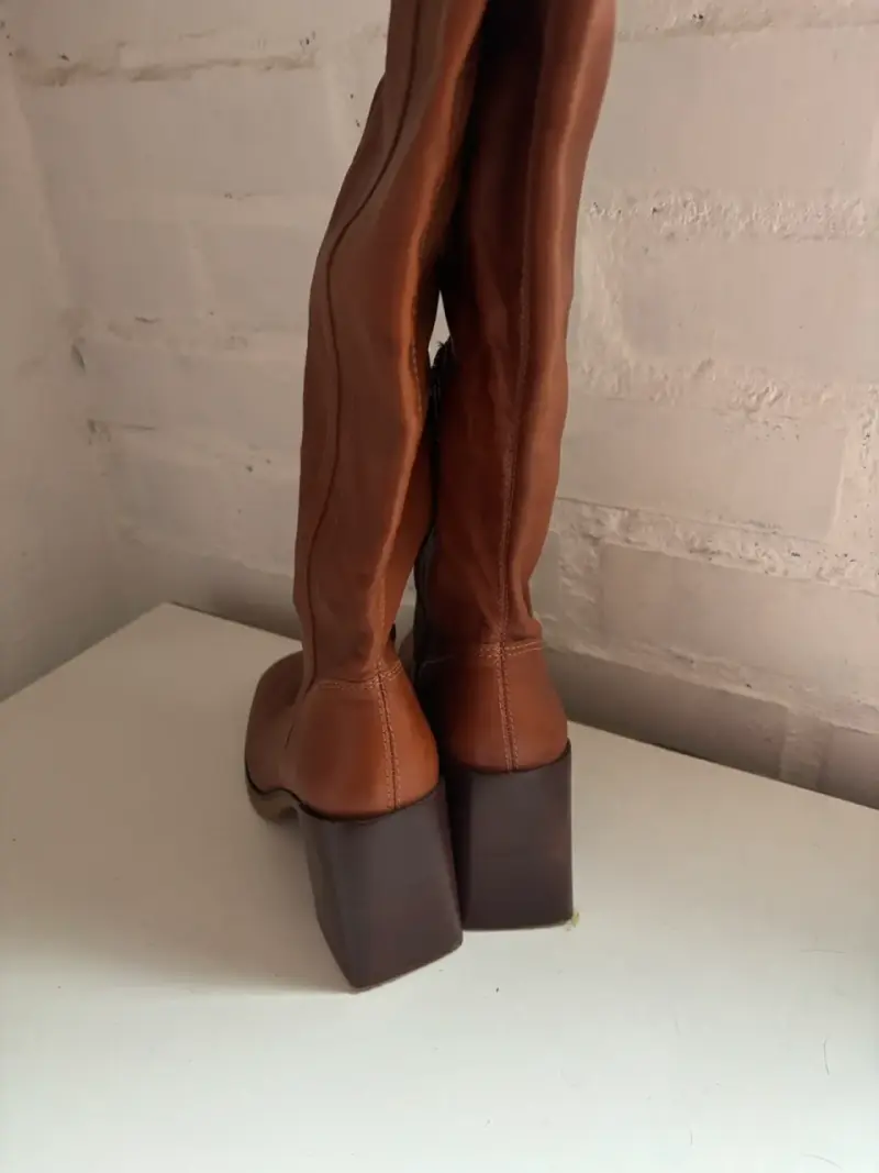 Botas largas de cuero marrón con tacón - 4