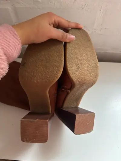 Botas largas de cuero marrón con tacón - miniatura 5