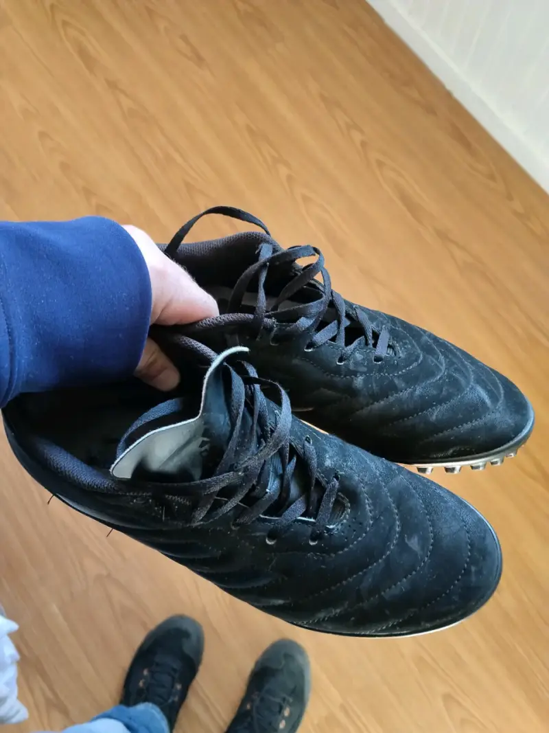 Zapatillas de fútbol negras en buen estado - 1