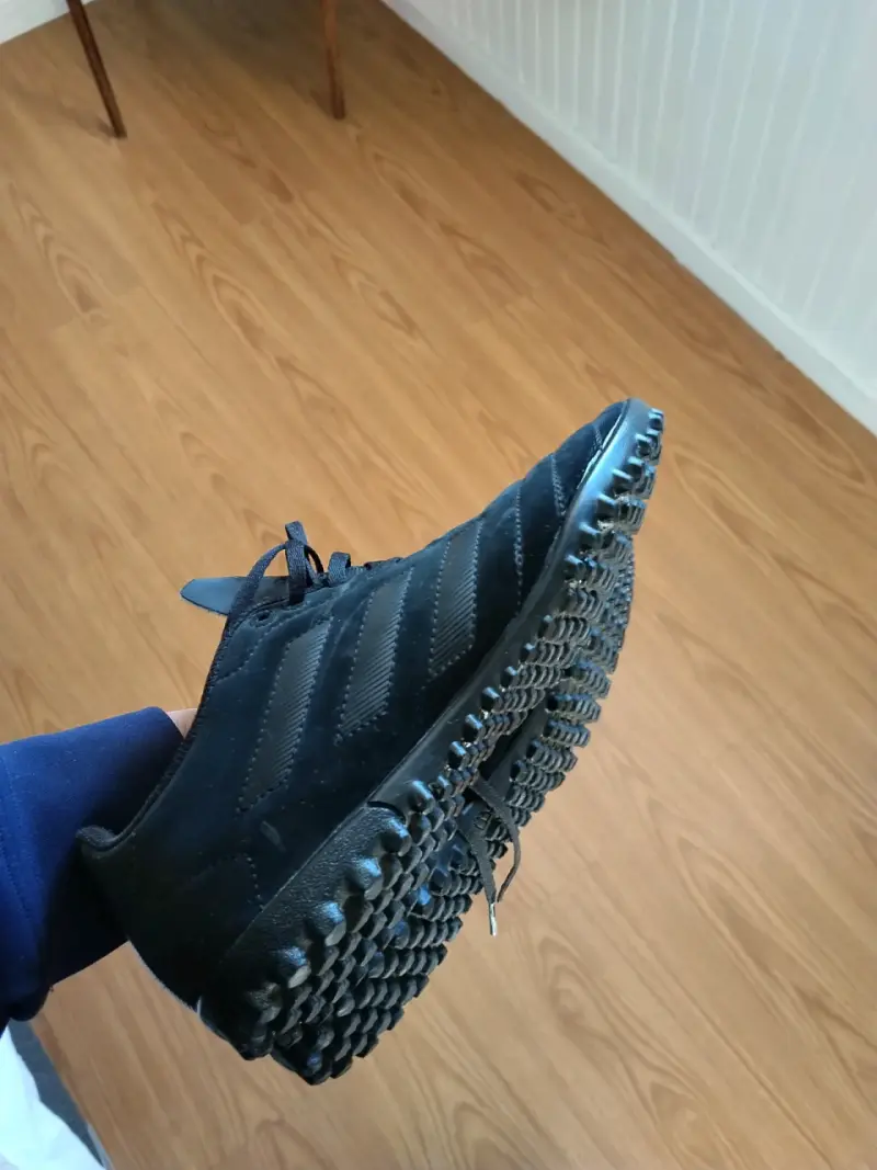 Zapatillas de fútbol negras en buen estado - 2