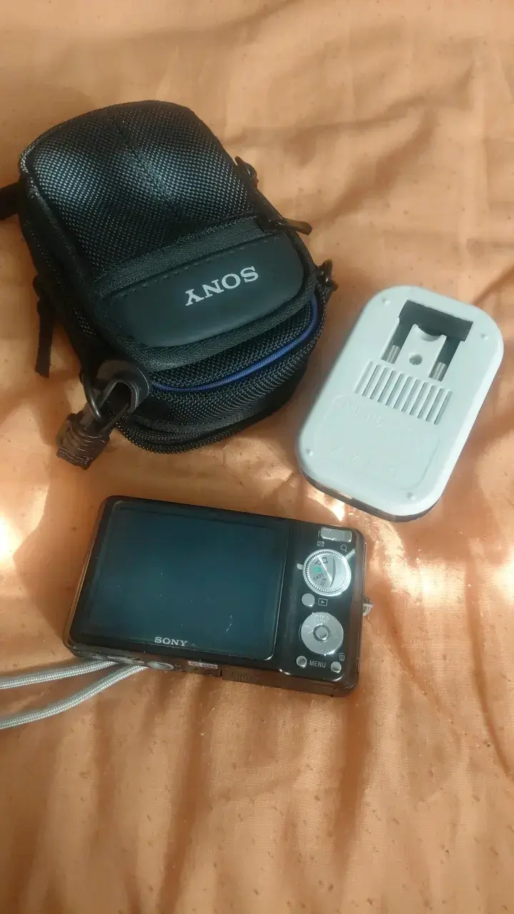 Cámara Sony Cyber-shot 12.1 MP con funda - 5