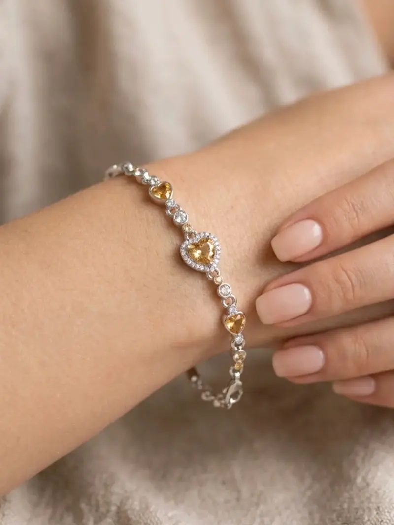 Pulsera de plata con corazones dorados