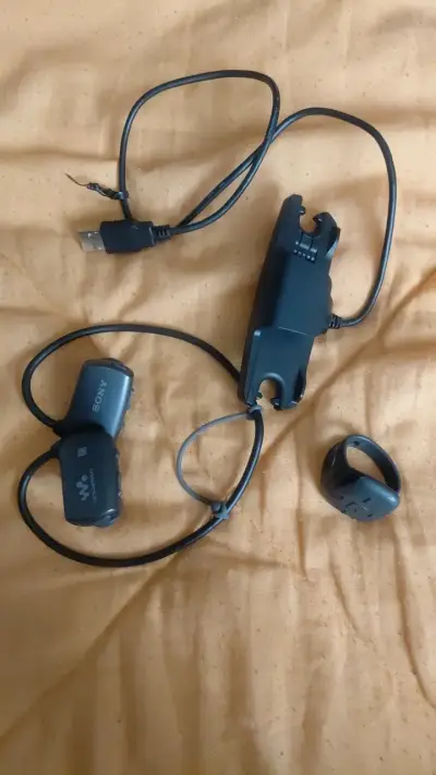 Audífonos deportivos Sony Walkman sumergibles - miniatura 1