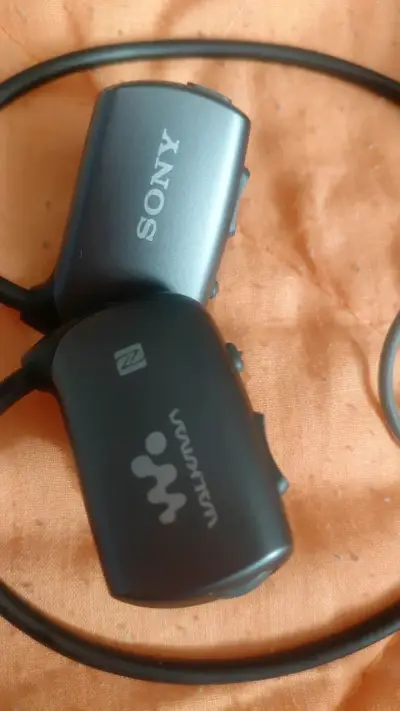 Audífonos deportivos Sony Walkman sumergibles - miniatura 2