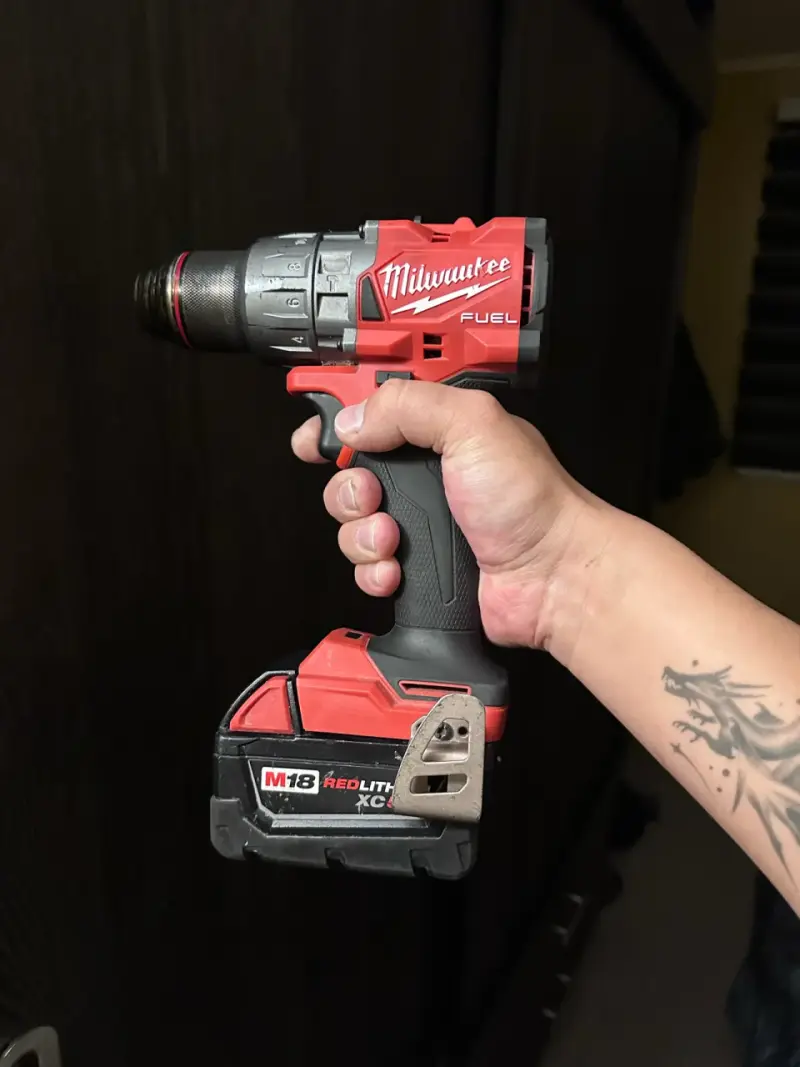 Taladro inalámbrico Milwaukee M18 Fuel con baterías - 2