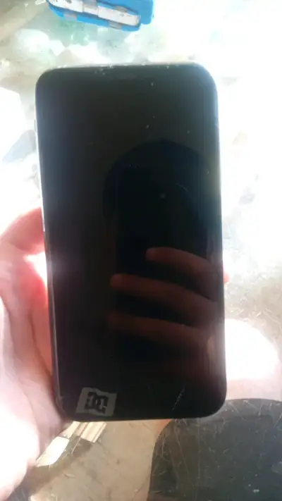 iPhone 11 negro para reparación o repuesto - miniatura 2