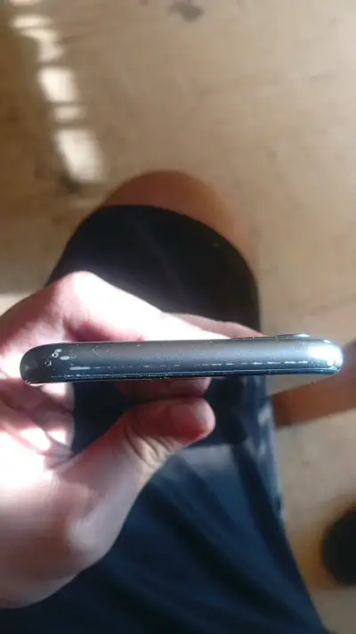 iPhone 11 negro para reparación o repuesto - miniatura 4