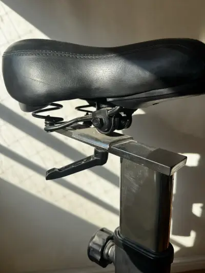 Bicicleta estática Fortom para ejercicio - miniatura 3