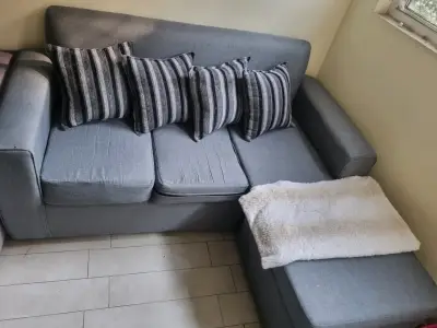 Sofá esquinero gris con cojines decorativos - miniatura 1