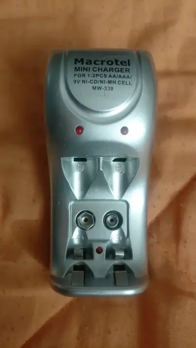 Cargador de pilas Macrotel MW-338 - miniatura 1