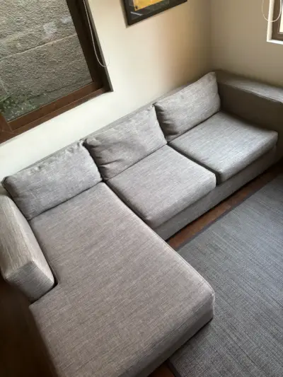Sofá seccional gris claro en buen estado - miniatura 5
