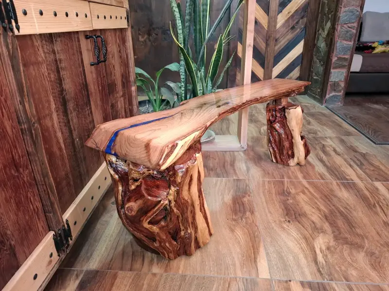 Banco rústico de madera de algarrobo con resina