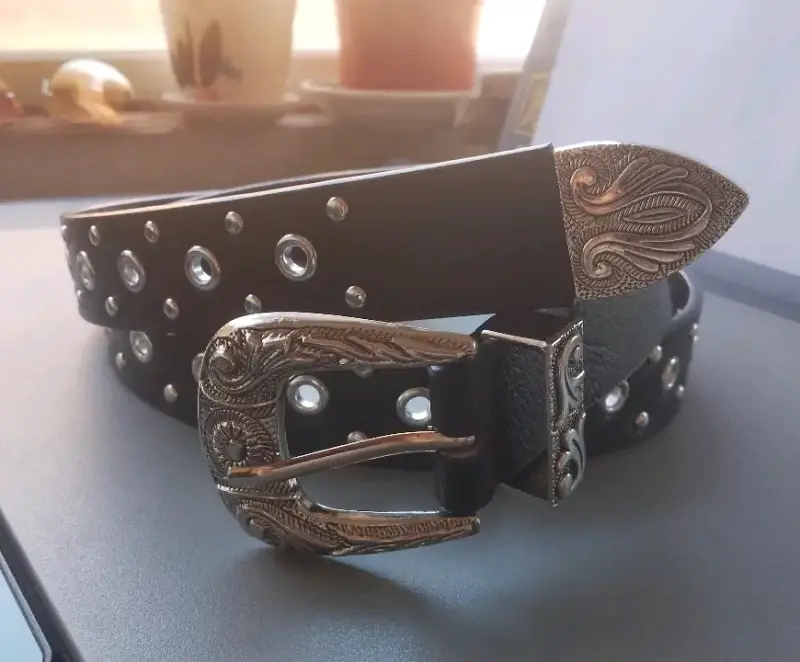 Cinturón negro con tachas - 1