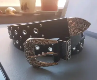 Cinturón negro con tachas - miniatura 1