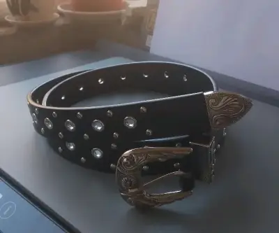 Cinturón negro con tachas - miniatura 2