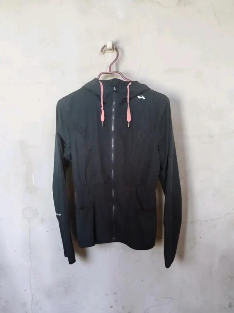 Chaqueta deportiva azul marino con capucha - 1