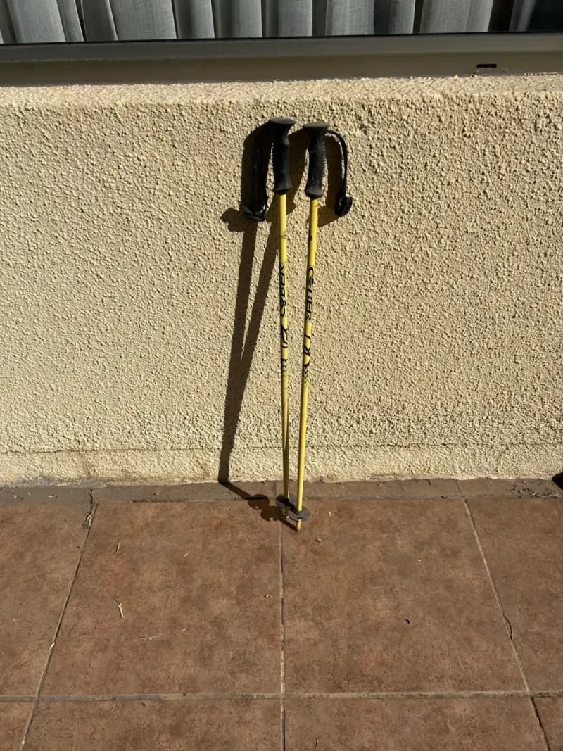 Bastones de esquí amarillos con empuñadura ergonómica