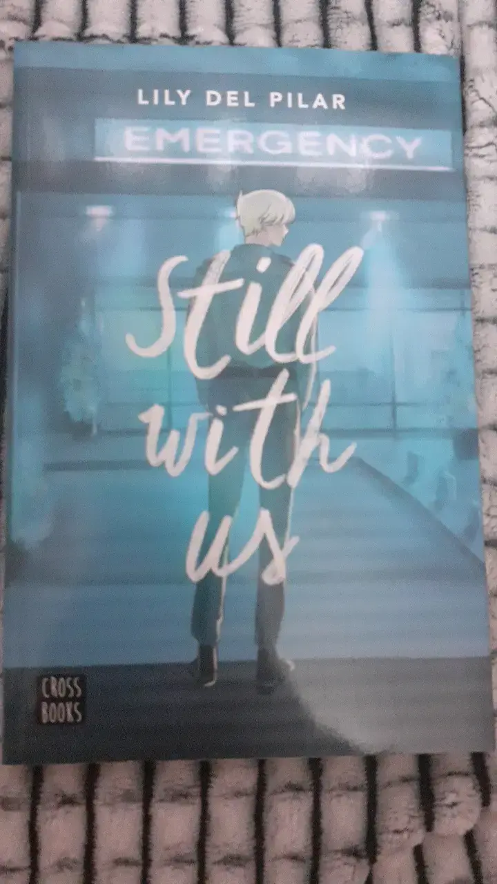 Libro 'Still With Us' de Lily Del Pilar