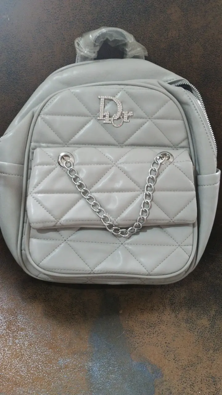 Mochila gris con diseño acolchado y cadena - 1