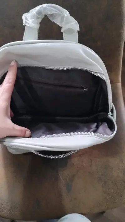 Mochila gris con diseño acolchado y cadena - miniatura 2